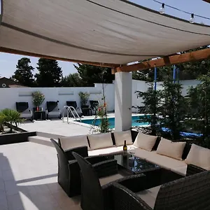 Villa Elena, Pomer